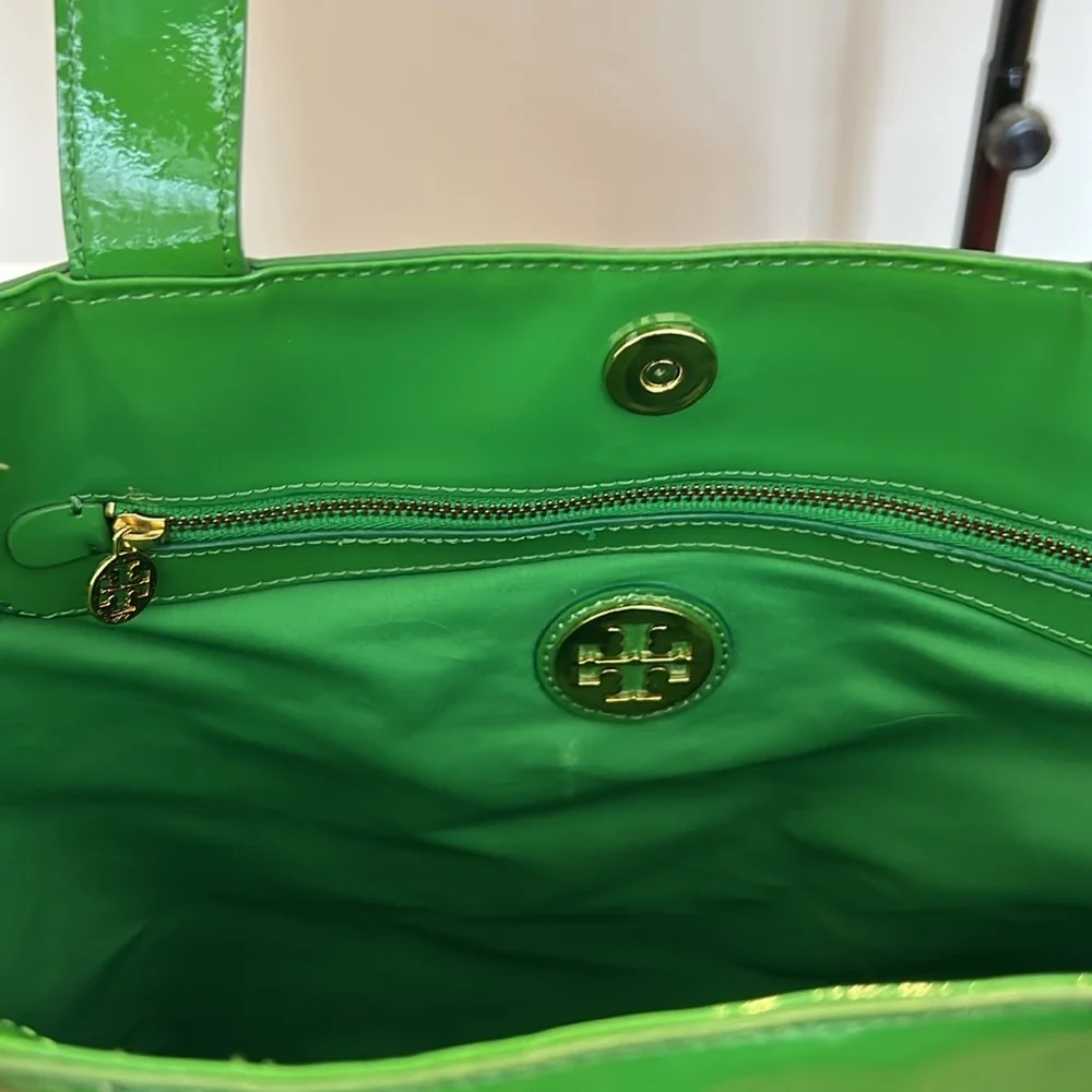 Tory Burch patent tote bag - Picture 4 of 15